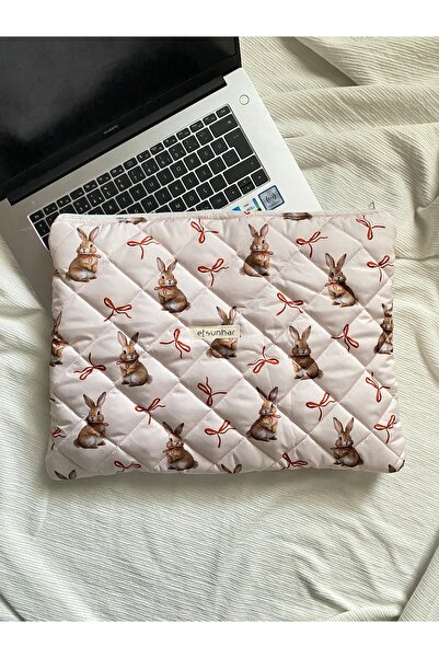 efsunkar Tavşan ve Fiyonk Figürlü Darbe Emici Kapitone Laptop Çantası (40x30 cm)