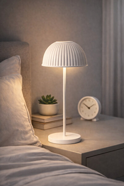 welcomein Modern Masa ve Gece Lambası – Sıcak LED Işık, Metal Gövdeli Dekorat...