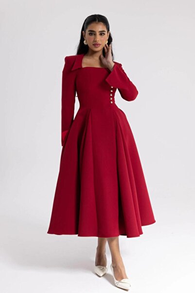 STYLENOVA An elegant dress with a luxurious, regal cut.