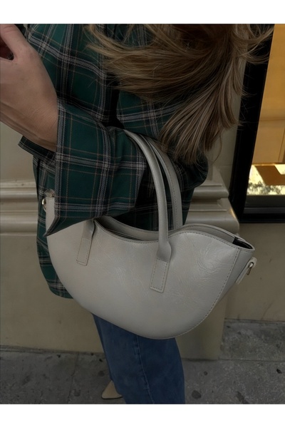 QA Quella Accessories حقيبة كتف جلدية من FORA بحزام وسحاب وحزام كتف، لون بيج