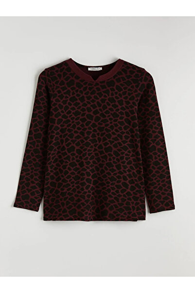 LC Waikiki تي شيرت نسائي بياقة مفتوحة وطبعة جلد الفهد باللون العنابي