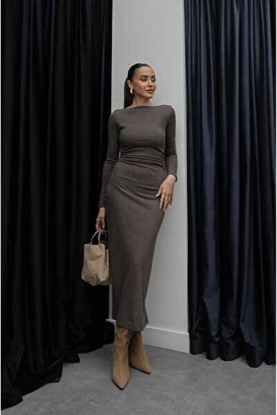 Havoş Rochie maro cu decolteu bărcuță și drapajuri laterale