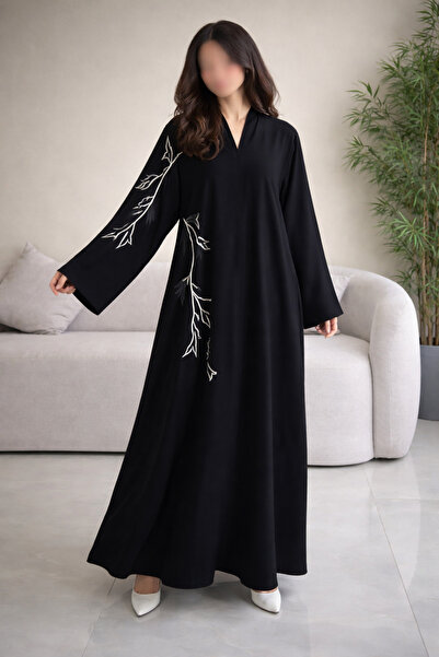 Shamouk عباية سوداء مطرزة بتفاصيل نباتية بيضاء - ملابس أنيقة للاستخدام اليومي...