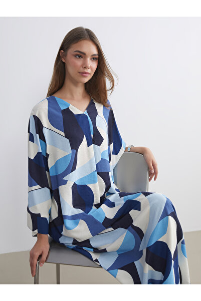 LC Waikiki فستان طويل منقوش برقبة على شكل حرف V