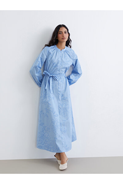 LC Waikiki فستان من قماش البوبلين المطرز بياقة ماندرين