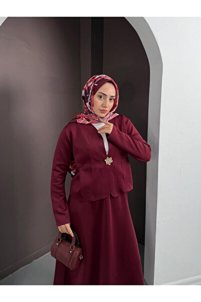 Moda Krash Set cu fustă Atlas cu detalii brodate