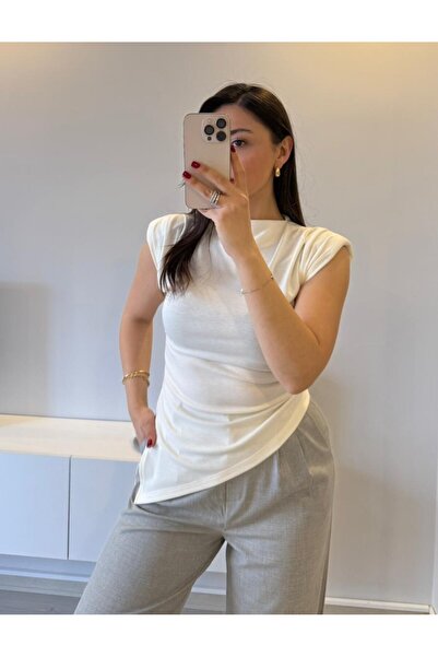 Yaren Aydın Kadın Asimetrik Kesim Vatkalı Beyaz Tshirt