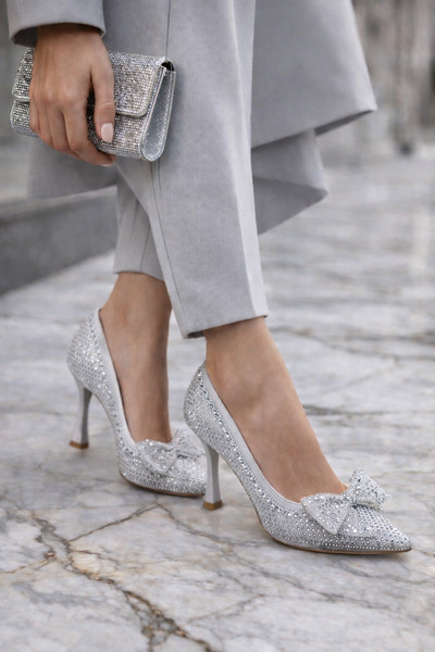 Gold Step ✨ Taş Detaylı Fiyonklu Kadın Topuklu Ayakkabı (Gümüş & Siyah) – Zar...