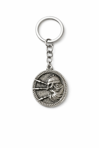 HER ŞEY NOTA www.herseynota.com Breloc metalic cu figurină detaliată în formă...