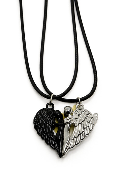 MakeWell Magnetic Angel Wing Heart 2-Piece Lover Necklace – Red and Black Cou...