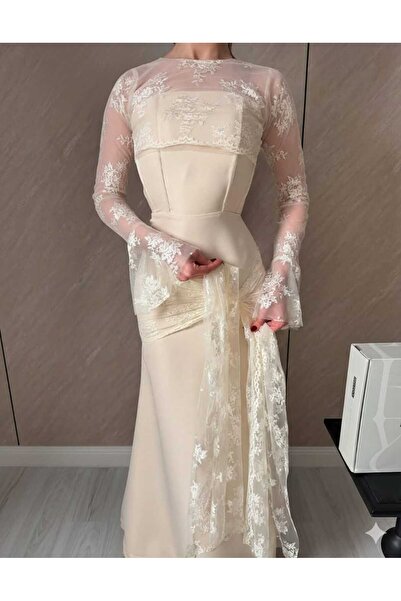 REVE An elegant beige dress with luxurious lace, featuring a defined waist an...