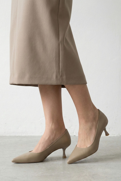 Modezya Γυναικείο στιλέτο Kelly σε σκούρο μπεζ ματ χρώμα με μυτερή μύτη