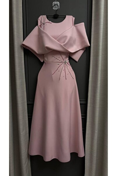 WOW A soft evening dress in a calm pink color, featuring a modern and unique ...