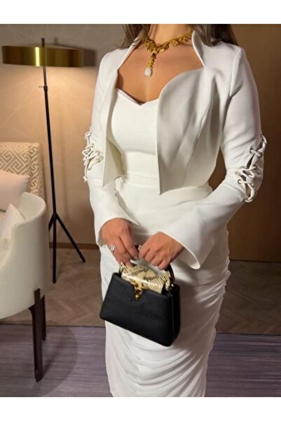 Heidi An elegant white dress, suitable for evenings and special occasions.