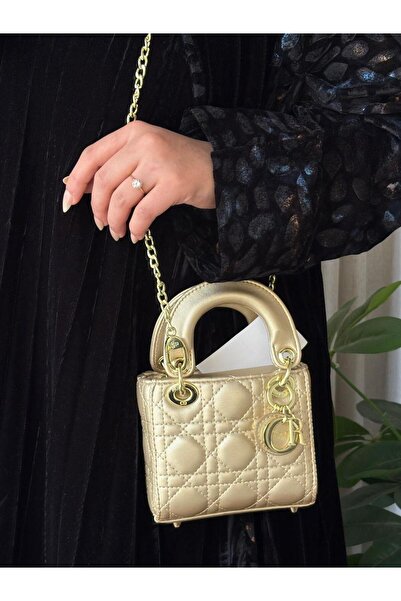GENERAL A luxurious and exclusive women's shoulder bag with an elegant and cl...