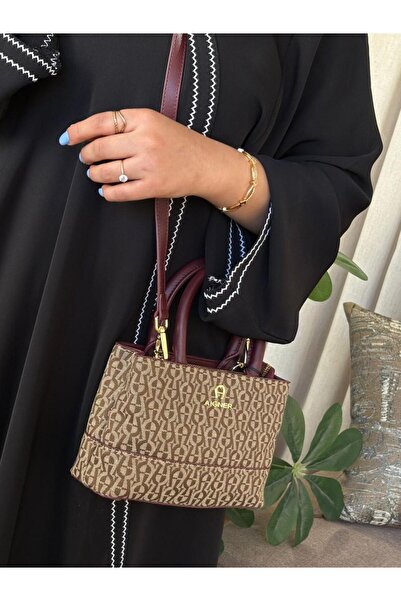 GENERAL A luxurious and exclusive women's shoulder bag with an elegant and cl...