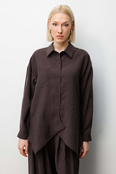 ON Arkası Düğmeli Asimetrik Kesim Gömlek