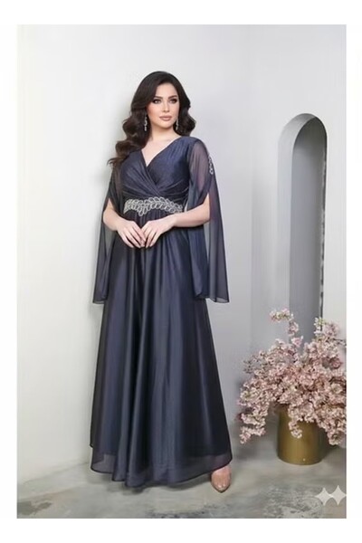 FULLJOY An elegant evening dress with a delicate design that combines simplic...