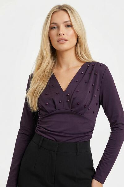 Rays 8391A بلوزة بفتحة رقبة على شكل حرف V مزينة باللؤلؤ من الأمام بلون البرقوق