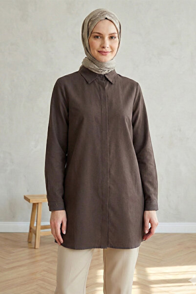 Kirazgym قميص بوي فريند طويل بقصة بيضاوية وأزرار مخفية للنساء - بني