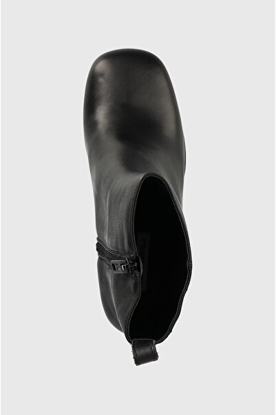 Karl LagerfeId Strada Cizmelor de Piele