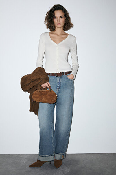 GRIMELANGE بلوزة تيريلها النسائية البيضاء ذات الياقة على شكل V مع أزرار من نس...