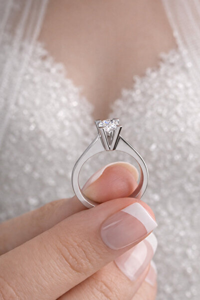 Laboratuvar Pırlantası Lp Işıklı kutuda 0.75 karat kalp tırnak detaylı V kesi...