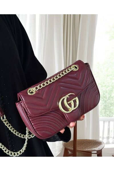 Generic A stylish and elegant burgundy bag