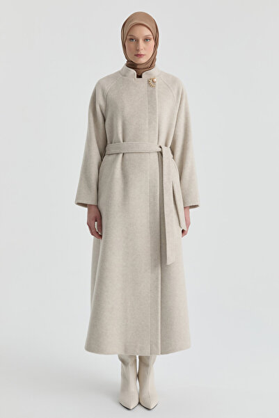 Tuğba Broş Detaylı Manto - Bej