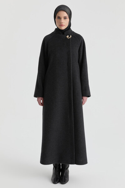 Tuğba Broş Detaylı Manto - Antrasit