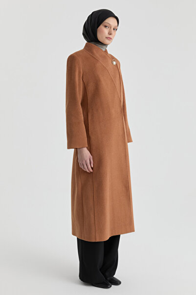 Tuğba Broş Detaylı Kuşaklı Manto - Tarçın