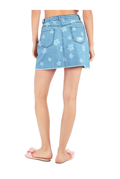 london Rag تنورة جينز قصيرة ممزقة بطبعة زهور باللون الأزرق الفاتح للنساء