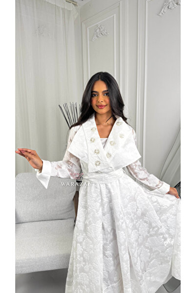 Warazan A flowing dress with an elegant neckline