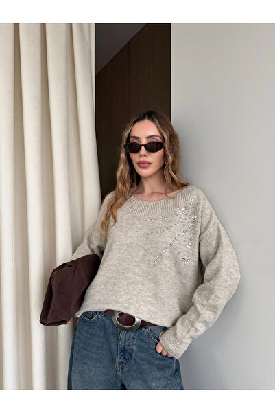 Laluvia سترة بيج مطرزة بالحجر ذات ياقة قاربية - 251189