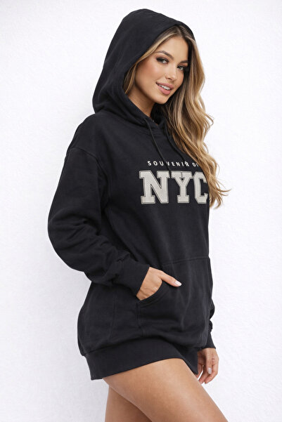 Kadın oversize sweatshirt SOUVENIR OF NYC SİYAH - kapüşonlu, 3 iplik, kanguru cepli