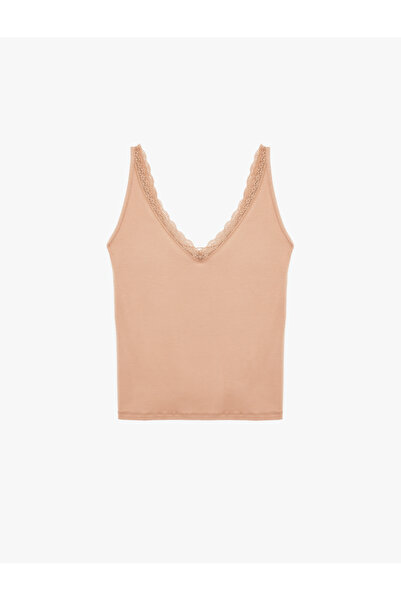 Koton قميص نوم بياقة على شكل حرف V وتفاصيل دانتيل من الفيسكون