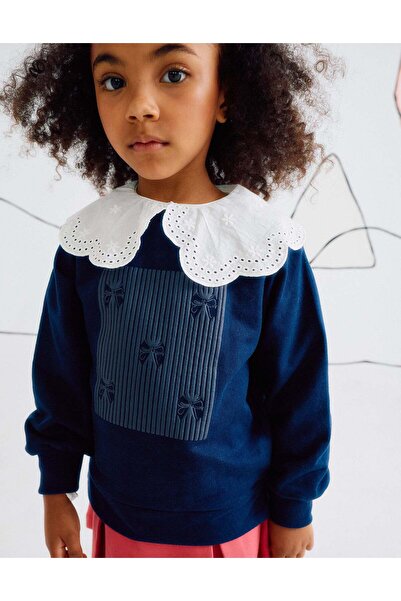 Ziddy سويت شيرت للبنات مزين بطبعة بارزة على شكل فيونكات، لون أزرق داكن