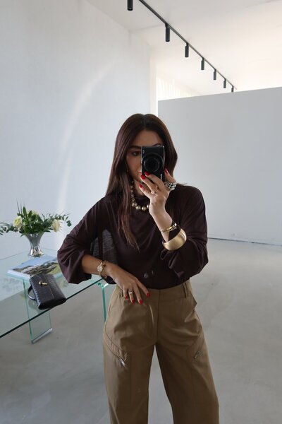 Özge Özgenç Kayık Yaka Transparan Bluz