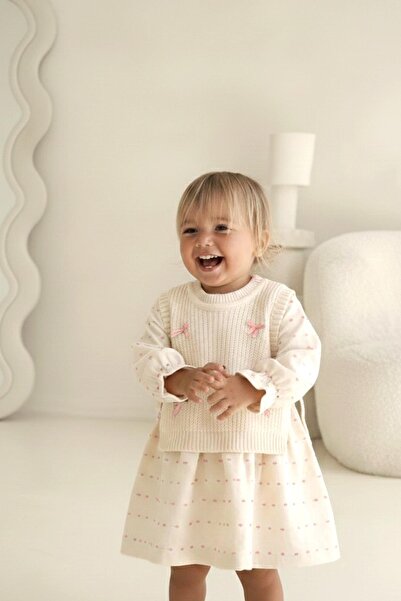 Monila Rochie din bumbac cu buline pentru fete - Detaliu vestă tricotată, apl...