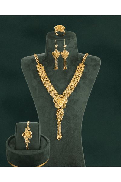 Un Gold-plated accessory set in the shape of a sparkling love rose