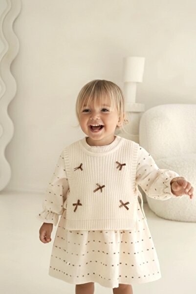 Monila Rochie din bumbac cu buline pentru fete - Detaliu vestă tricotată, apl...