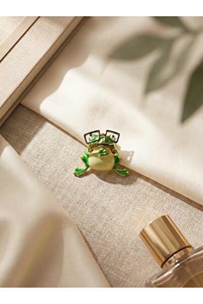SR Jewelry Box Gözlüklü Kurbağa Broş – Sessiz Zekânın Sembolü