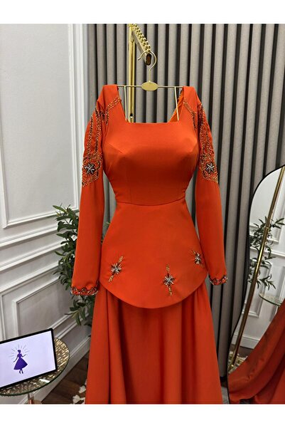 Genenic A distinctive orange evening dress