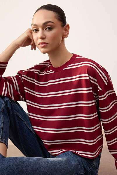 Trendyol Collection Wardrobe Essentials-Burgunderfarbenes gestreiftes T-Shirt...