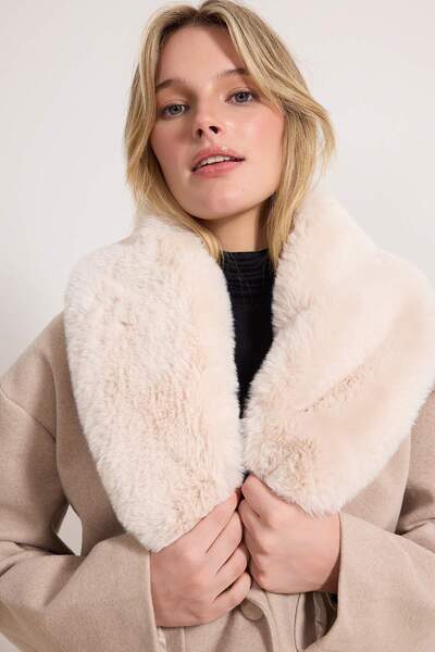 Trendyol Collection Ecru-Mantel mit regulärem Schnitt und Kunstfellkragen TWO...