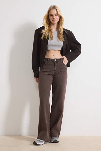 Trendyol Collection Braune Jeans mit weitem Bein aus 100 % Baumwolle mit Wasc...