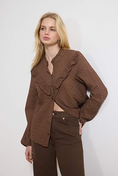 Trendyol Collection Braunes, strukturiertes, gerüschtes Bohemian-Hemd TWOSS26...