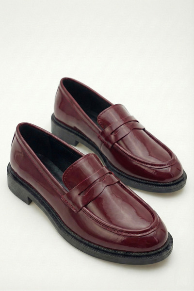 Shoesers حذاء لوفر نسائي بتصميم بسيط وأنيق من الجلد باللون العنابي مع نعل مسنن