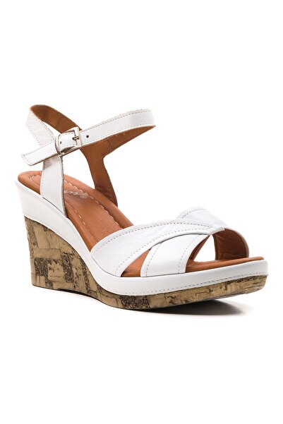 Zeynep Sıradağlı صندل ريكاردا لتقويم العظام باللون الأبيض