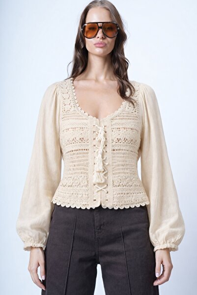 VAGGON Bluză crop bej, cu guler pătrat, legată în față, din țesătură croșetată